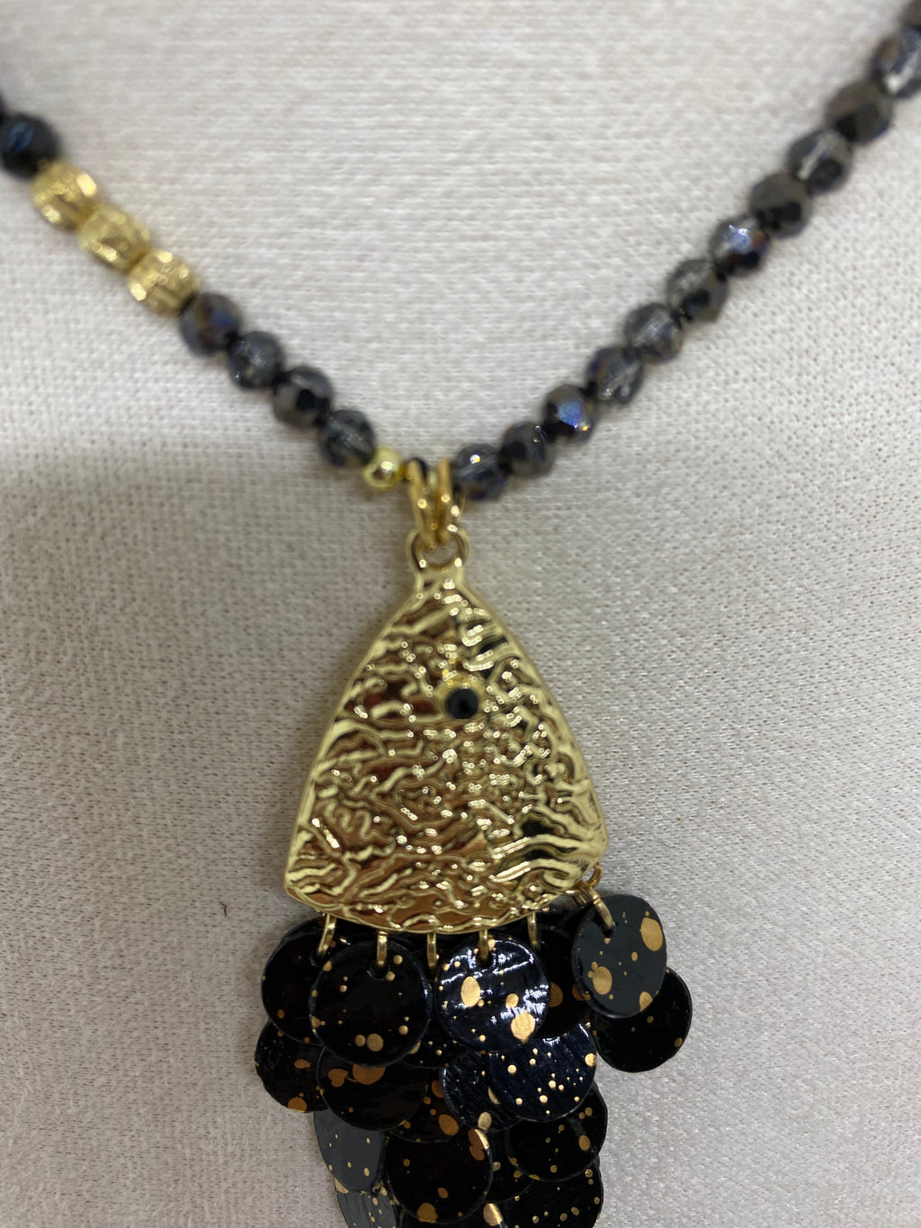 SAUTOIR POISSON NACRE ET PERLES DE ROCAILLE NOIR