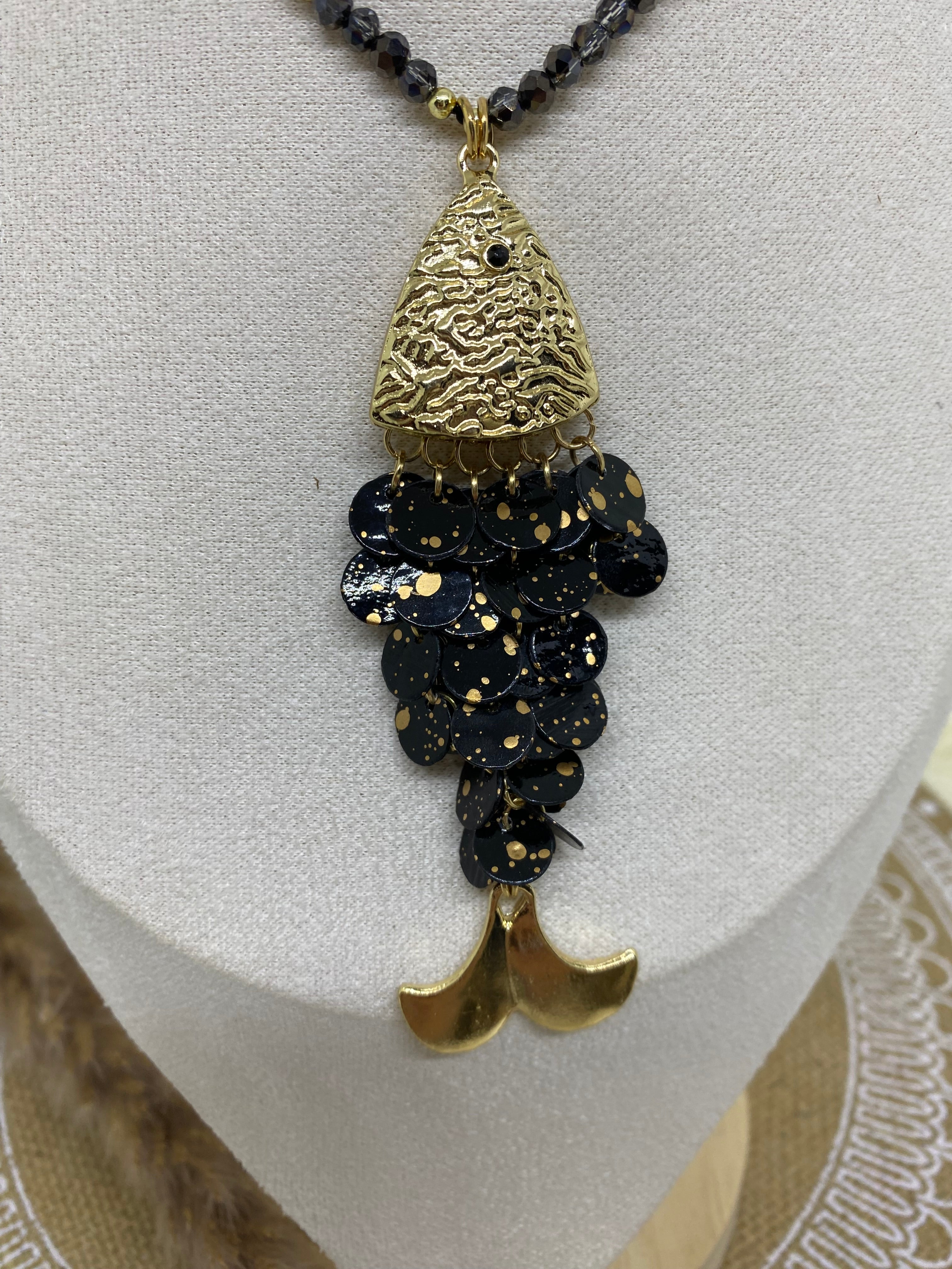 SAUTOIR POISSON NACRE ET PERLES DE ROCAILLE NOIR