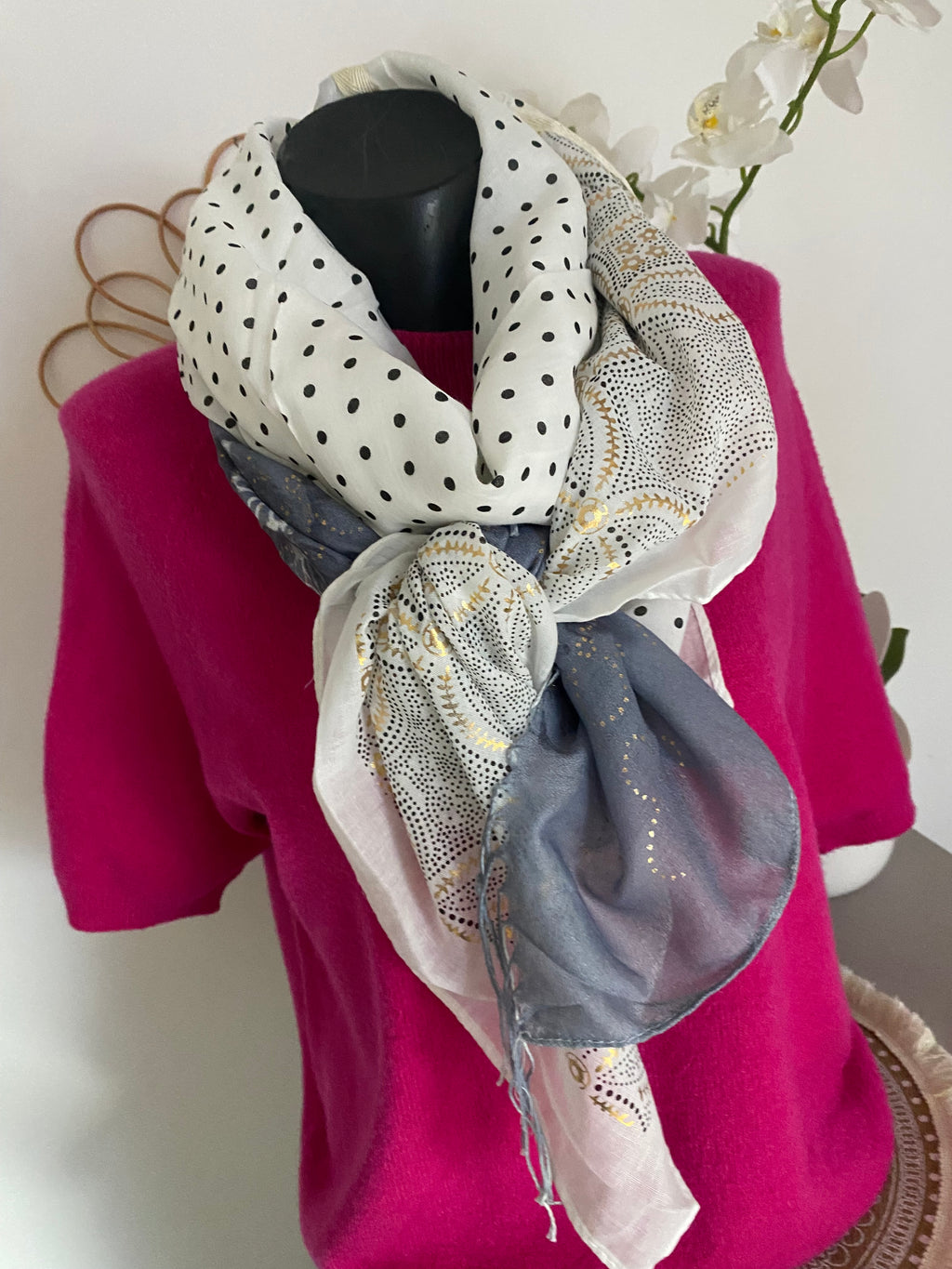 FOULARD BLEU ET BLANC A MOTIFS