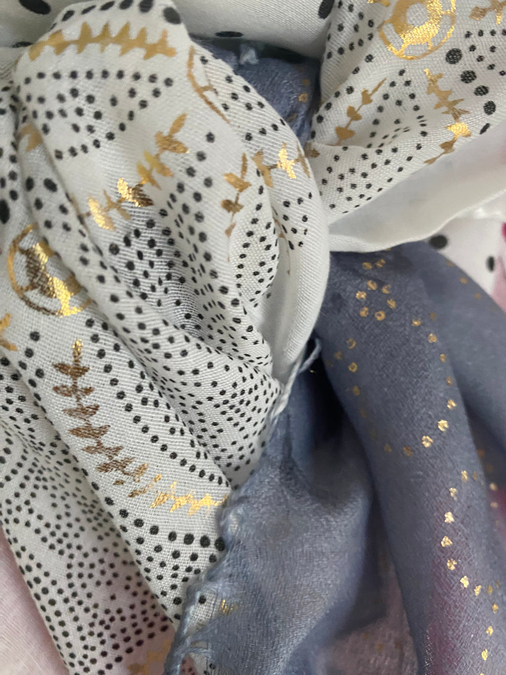 FOULARD BLEU ET BLANC A MOTIFS
