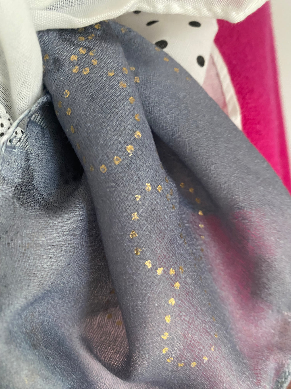 FOULARD BLEU ET BLANC A MOTIFS