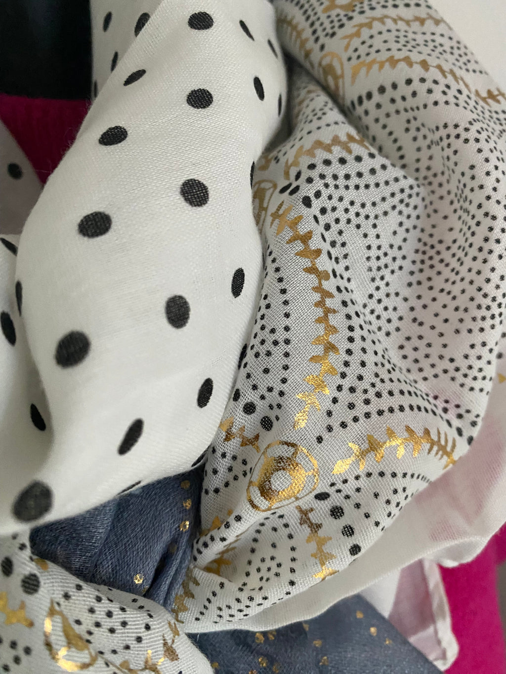 FOULARD BLEU ET BLANC A MOTIFS