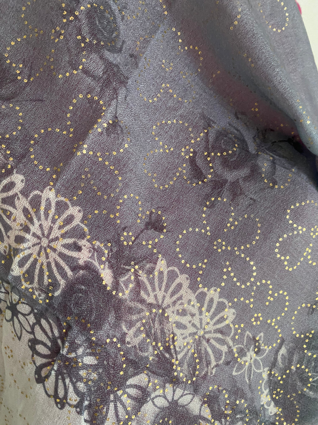FOULARD BLEU ET BLANC A MOTIFS