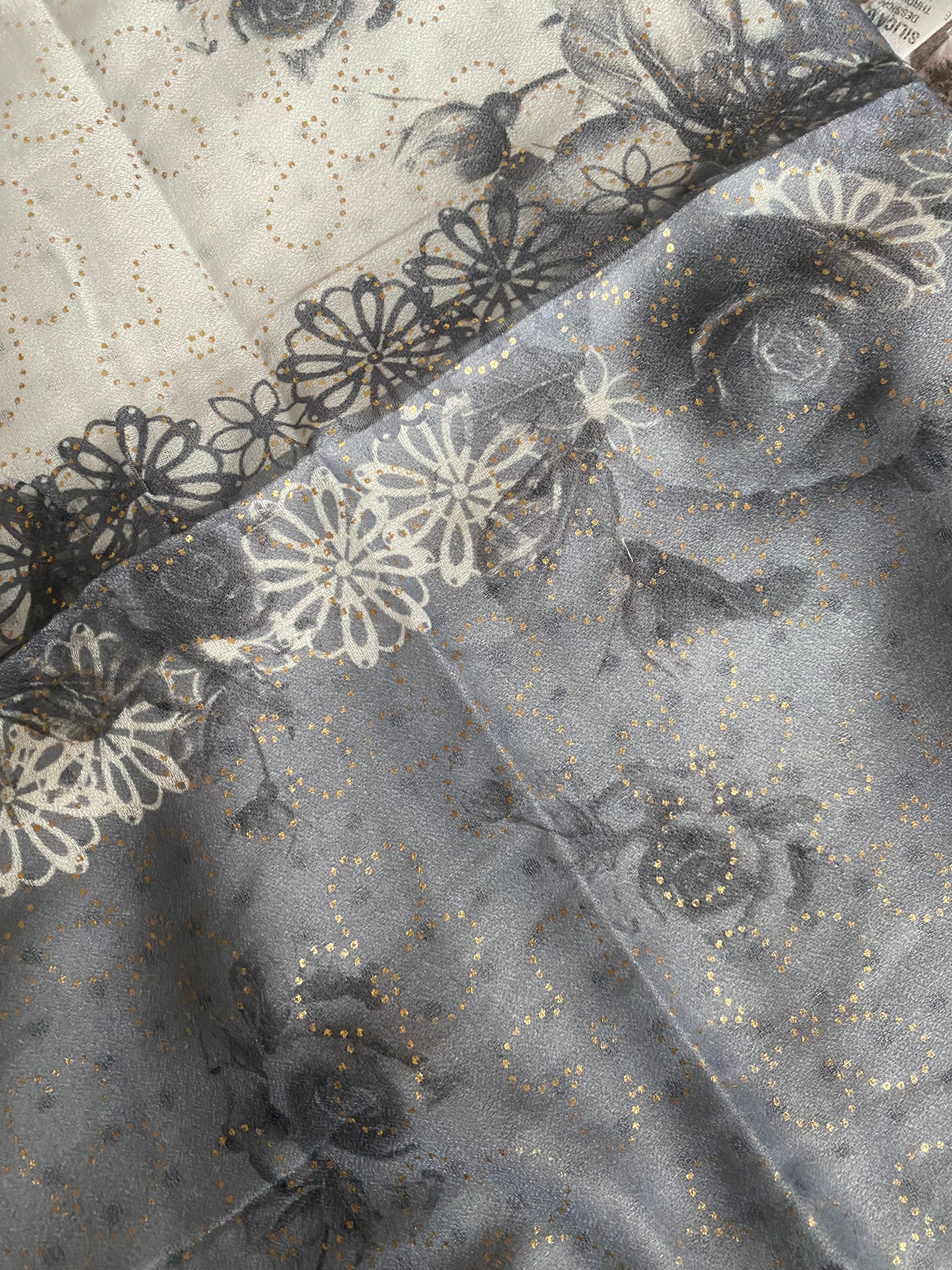 FOULARD BLEU ET BLANC A MOTIFS