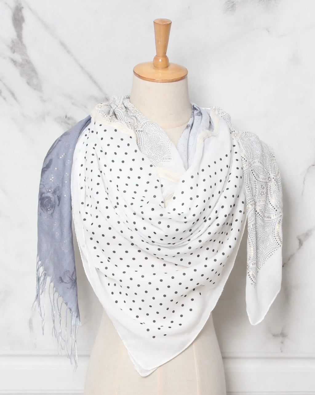 FOULARD BLEU ET BLANC A MOTIFS