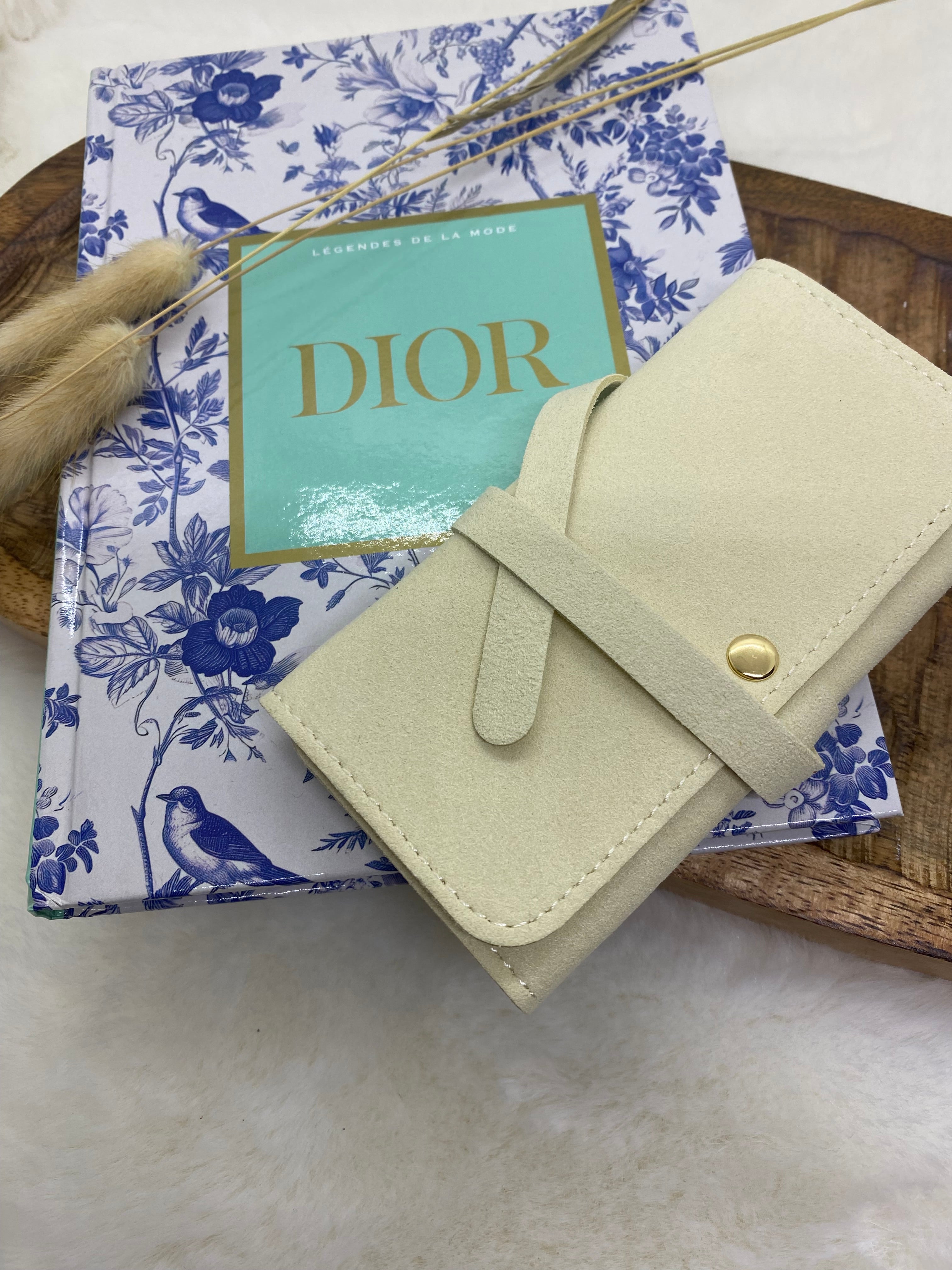 SAC RANGE BIJOUX  EN SUEDINE ECRU