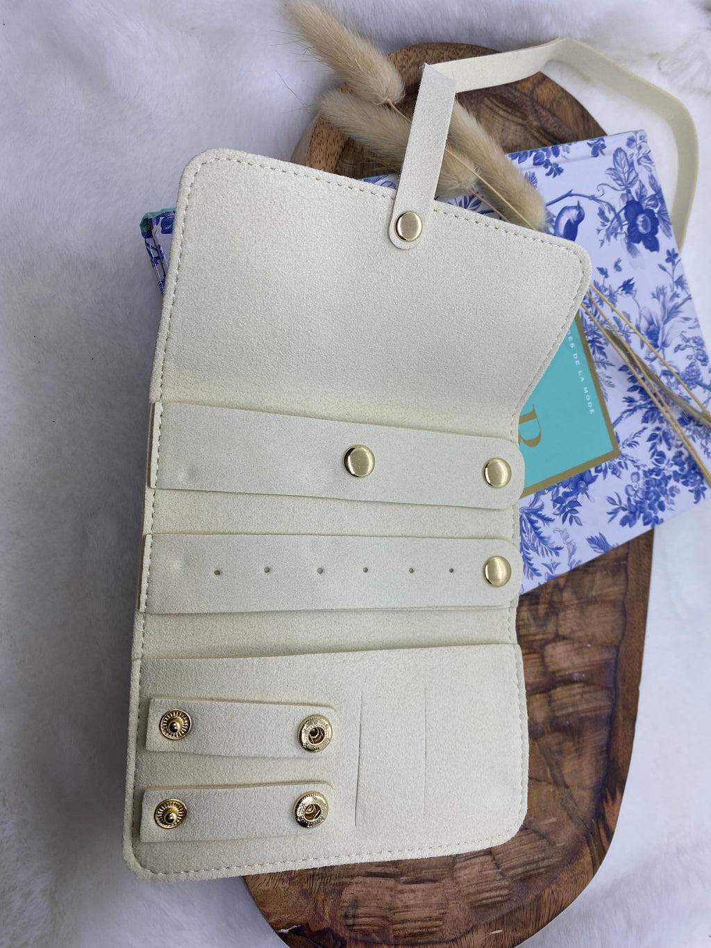 SAC RANGE BIJOUX  EN SUEDINE ECRU