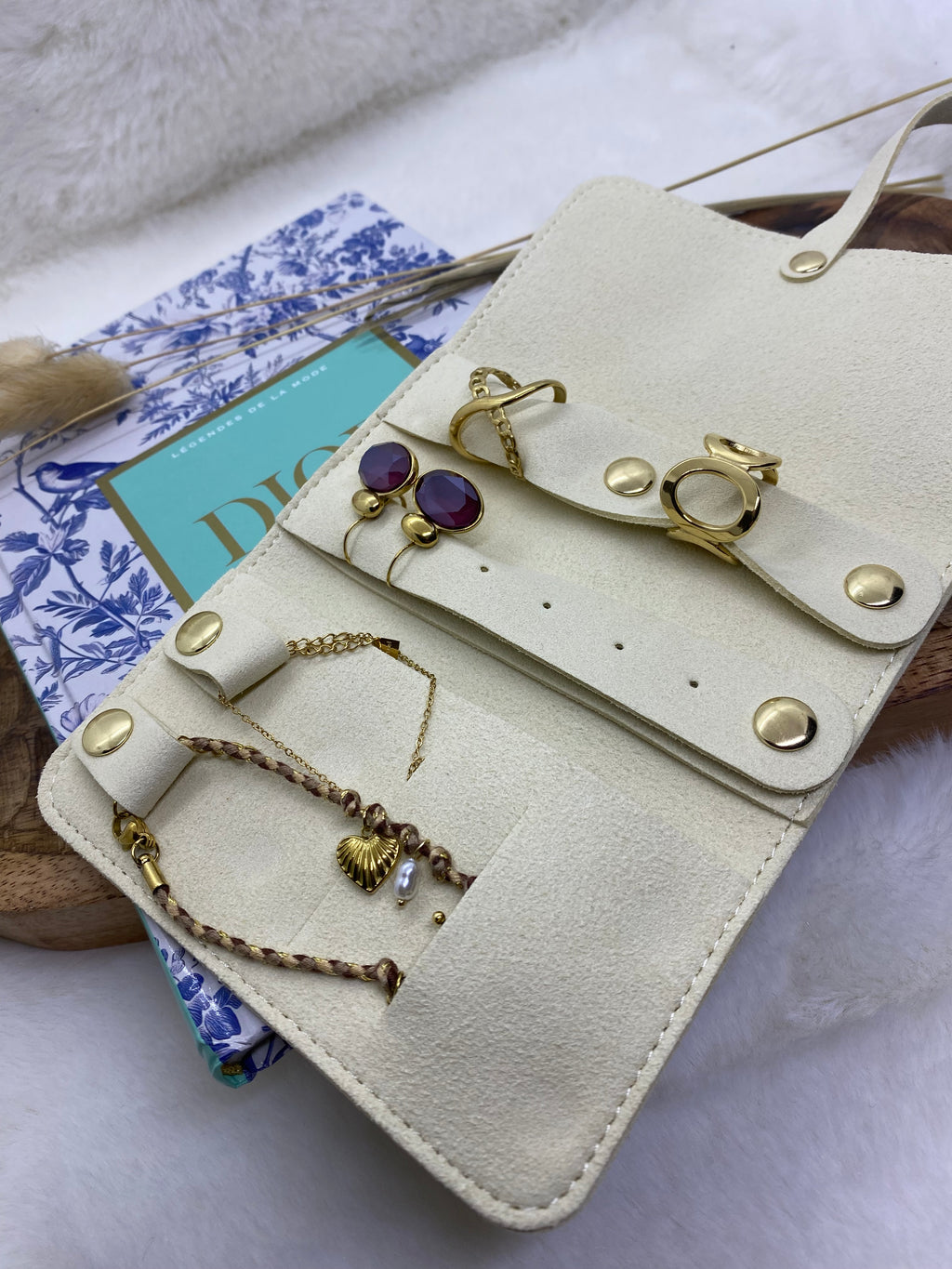 SAC RANGE BIJOUX  EN SUEDINE ECRU