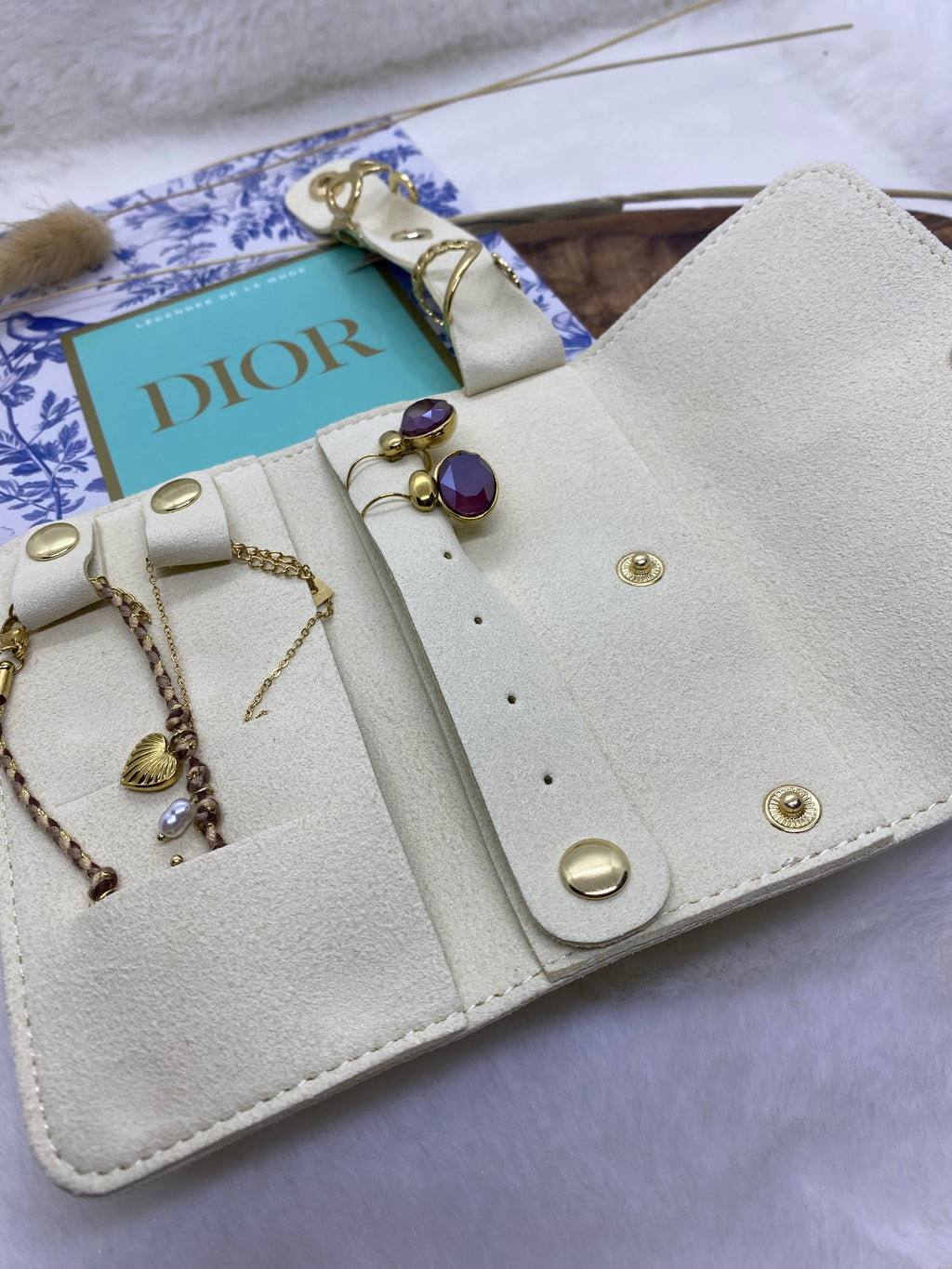 SAC RANGE BIJOUX  EN SUEDINE ECRU