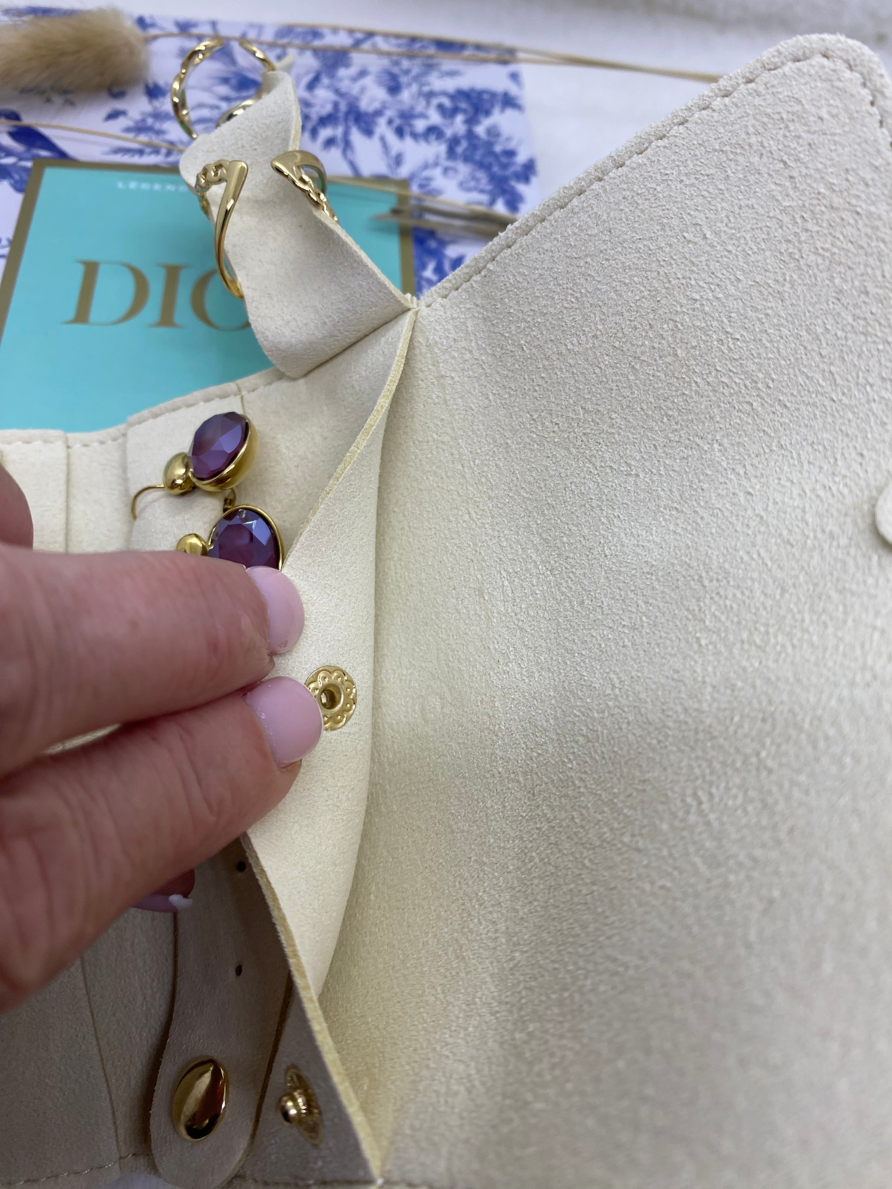 SAC RANGE BIJOUX  EN SUEDINE ECRU