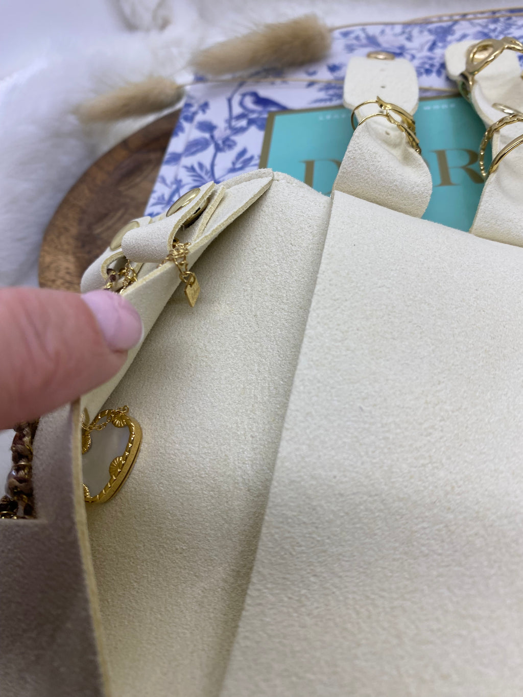 SAC RANGE BIJOUX  EN SUEDINE ECRU