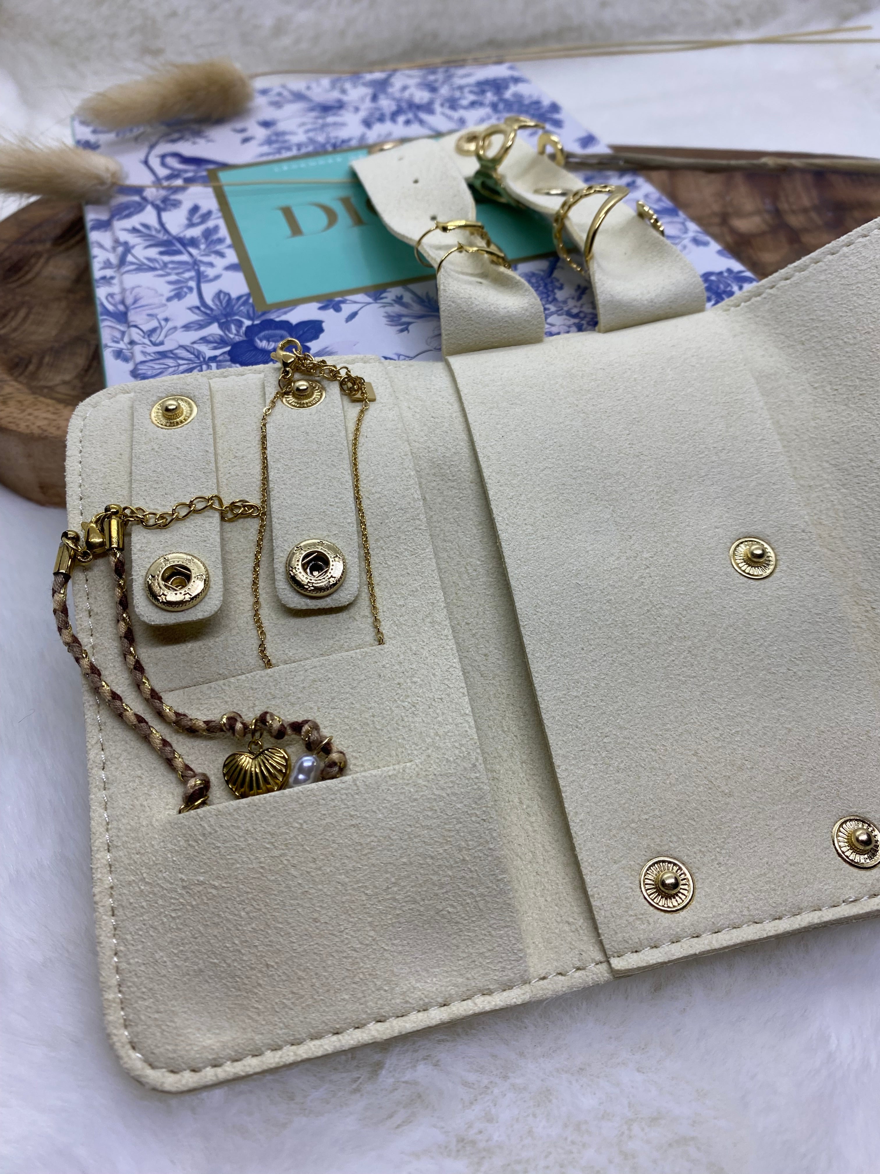 SAC RANGE BIJOUX  EN SUEDINE ECRU