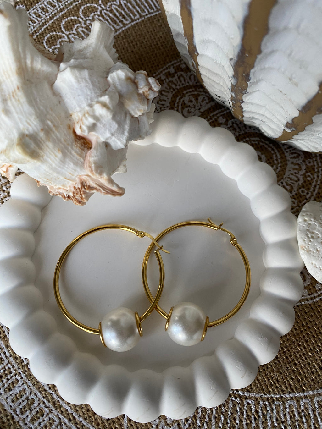 BOUCLES D'OREILLES CREOLES AVEC GROSSE PERLE BLANCHE