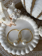 BOUCLES D'OREILLES CREOLES AVEC GROSSE PERLE BLANCHE