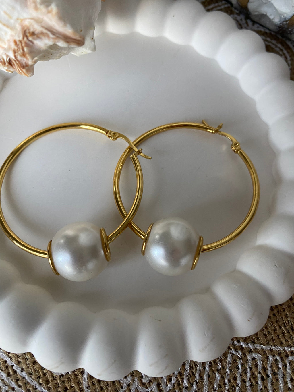 BOUCLES D'OREILLES CREOLES AVEC GROSSE PERLE BLANCHE