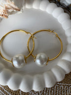 BOUCLES D'OREILLES CREOLES AVEC GROSSE PERLE BLANCHE