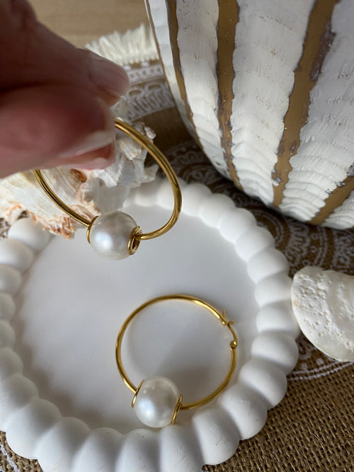 BOUCLES D'OREILLES CREOLES AVEC GROSSE PERLE BLANCHE