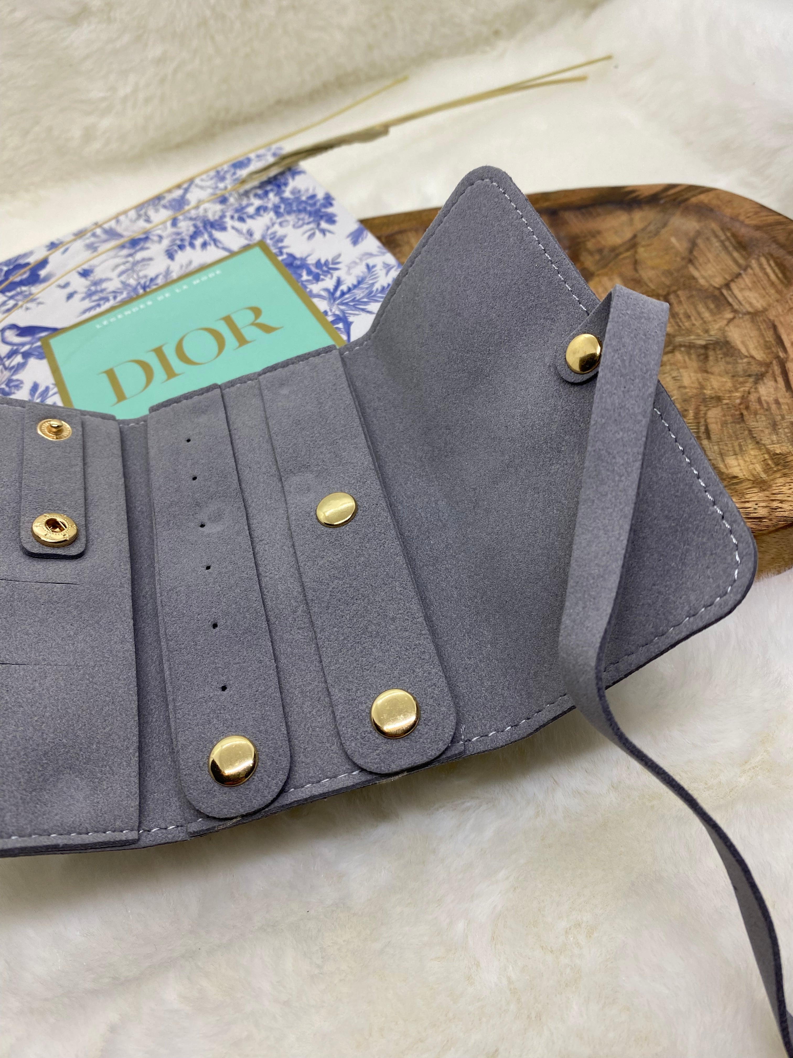 SAC RANGE BIJOUX  EN SUEDINE GRIS