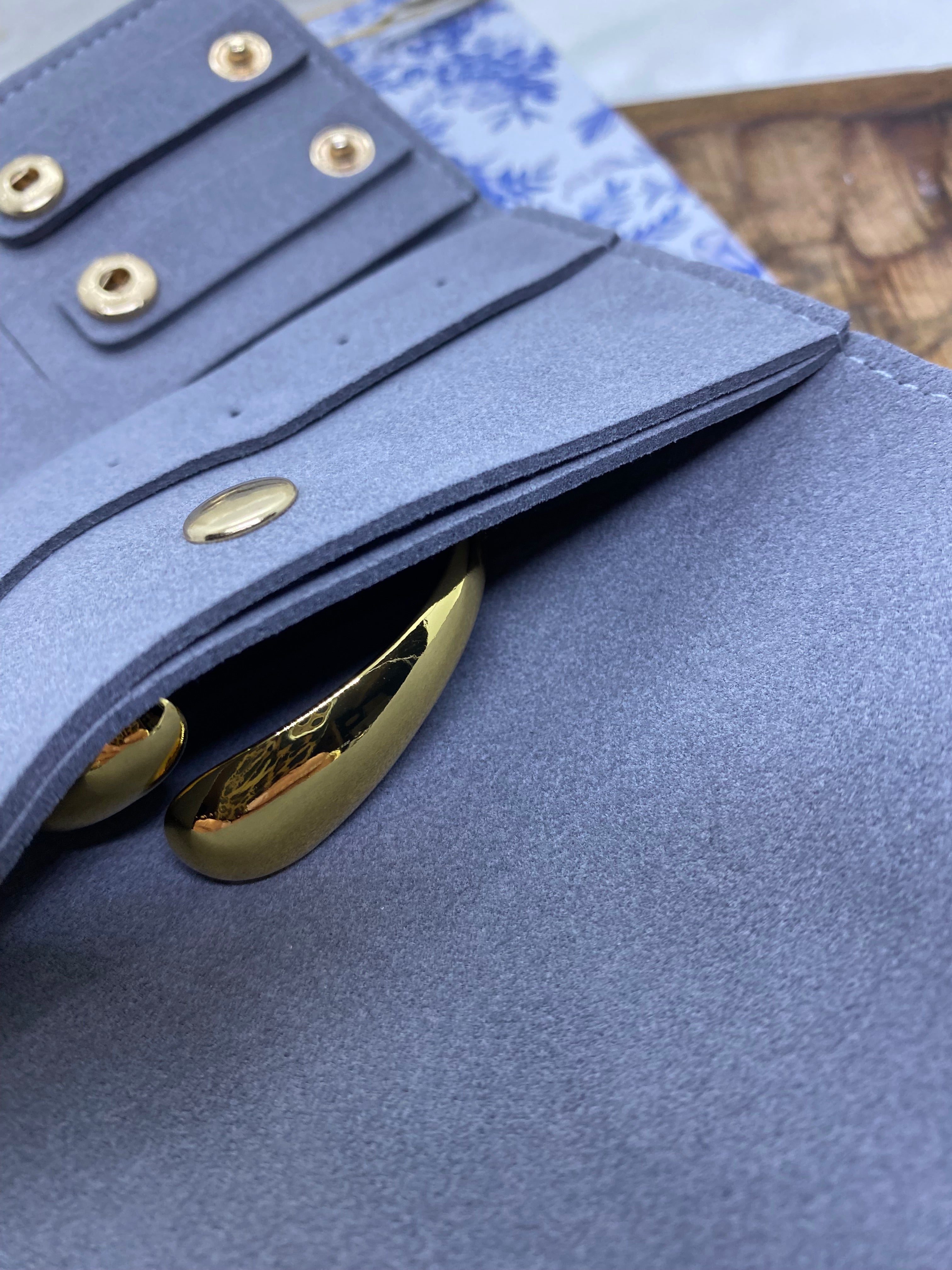 SAC RANGE BIJOUX  EN SUEDINE GRIS