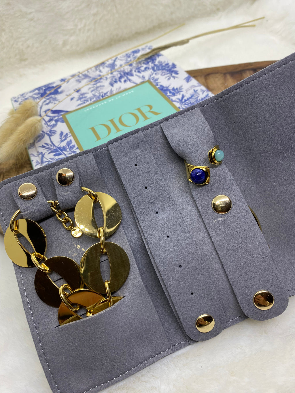 SAC RANGE BIJOUX  EN SUEDINE GRIS