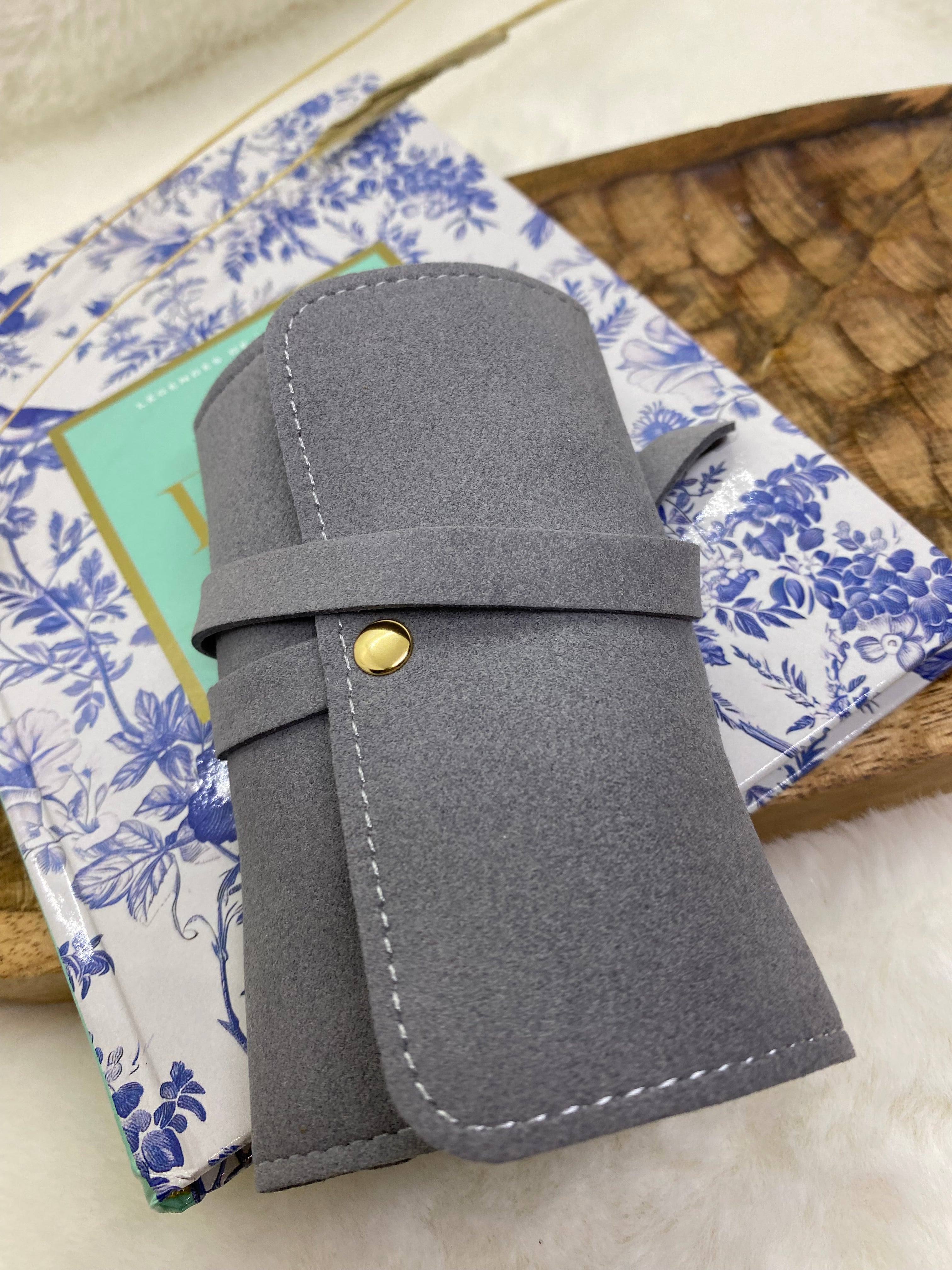 SAC RANGE BIJOUX  EN SUEDINE GRIS