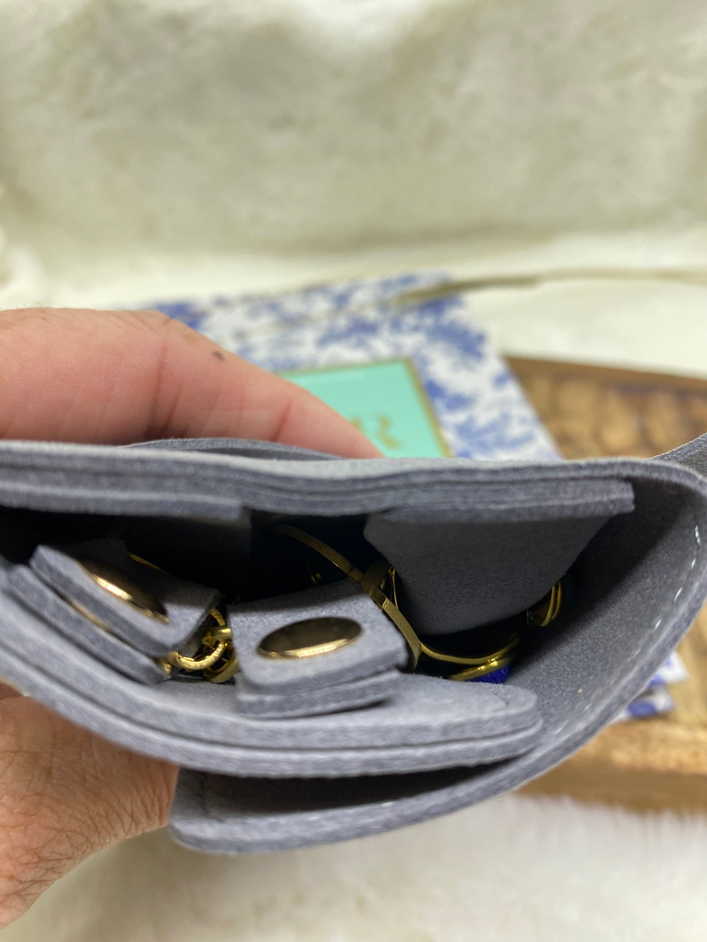 SAC RANGE BIJOUX  EN SUEDINE GRIS