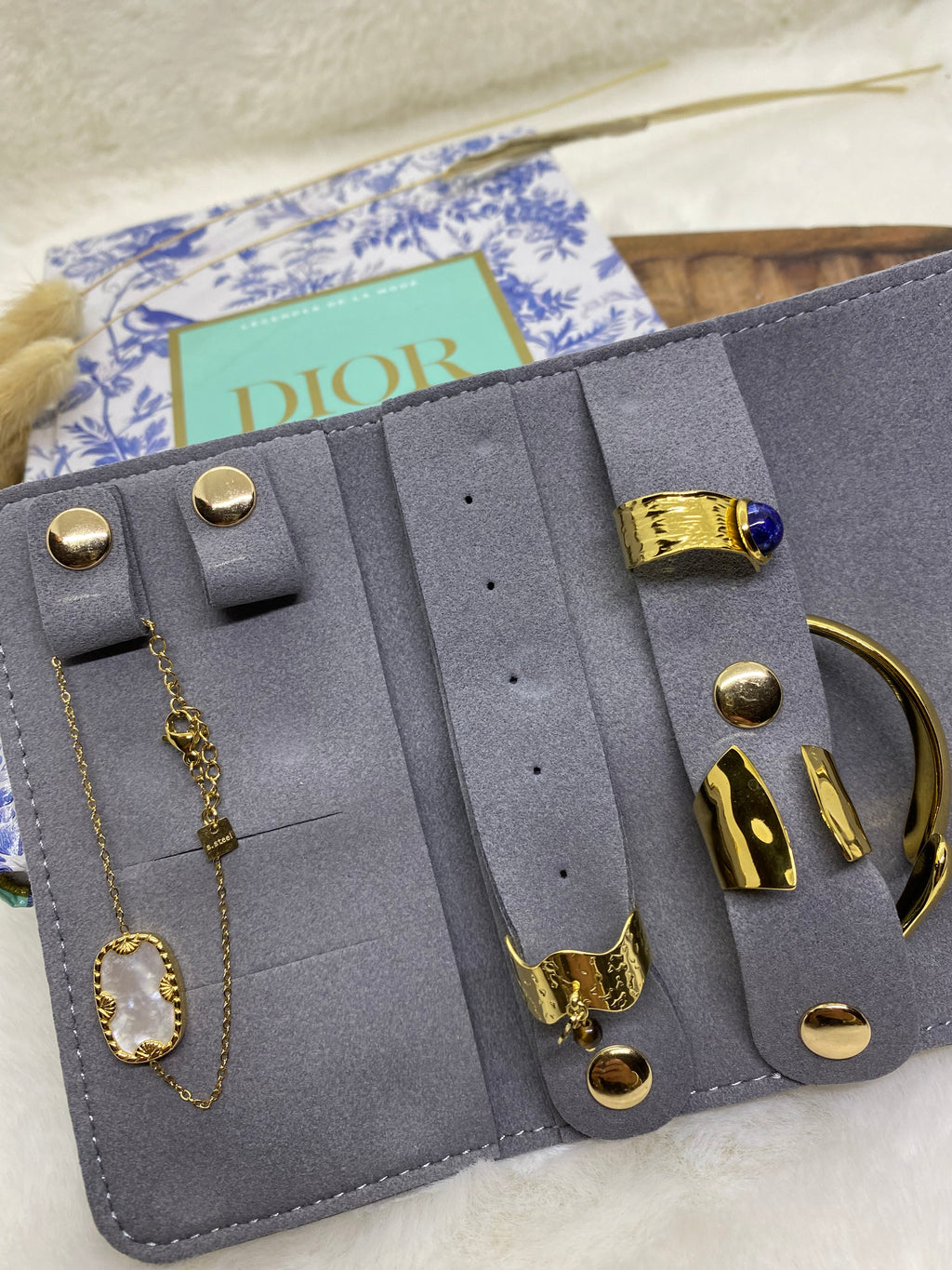 SAC RANGE BIJOUX  EN SUEDINE GRIS