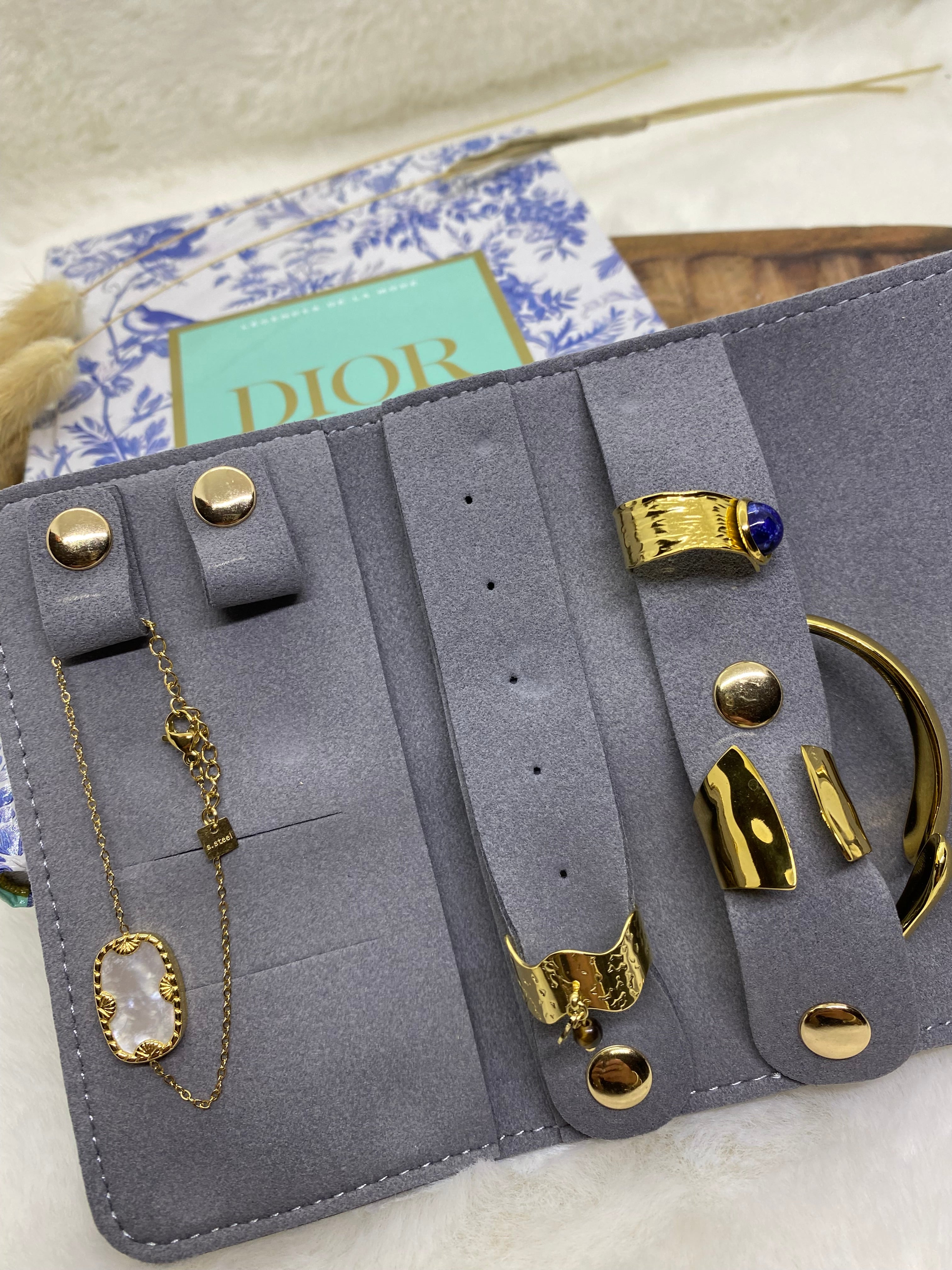 SAC RANGE BIJOUX  EN SUEDINE GRIS