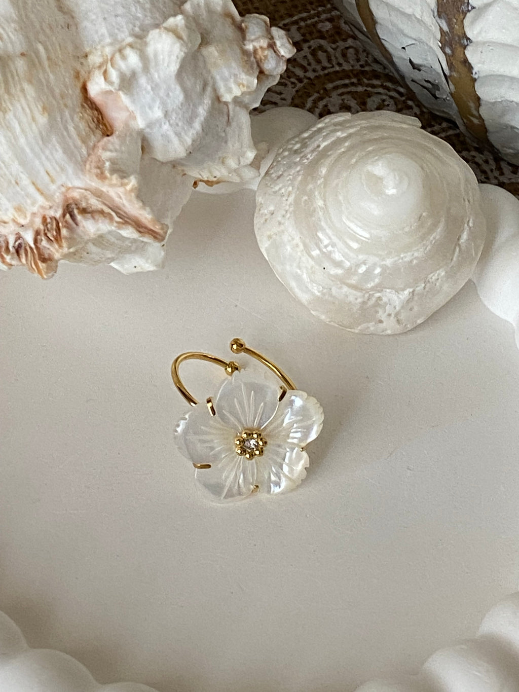 BAGUE FLEUR NACRE