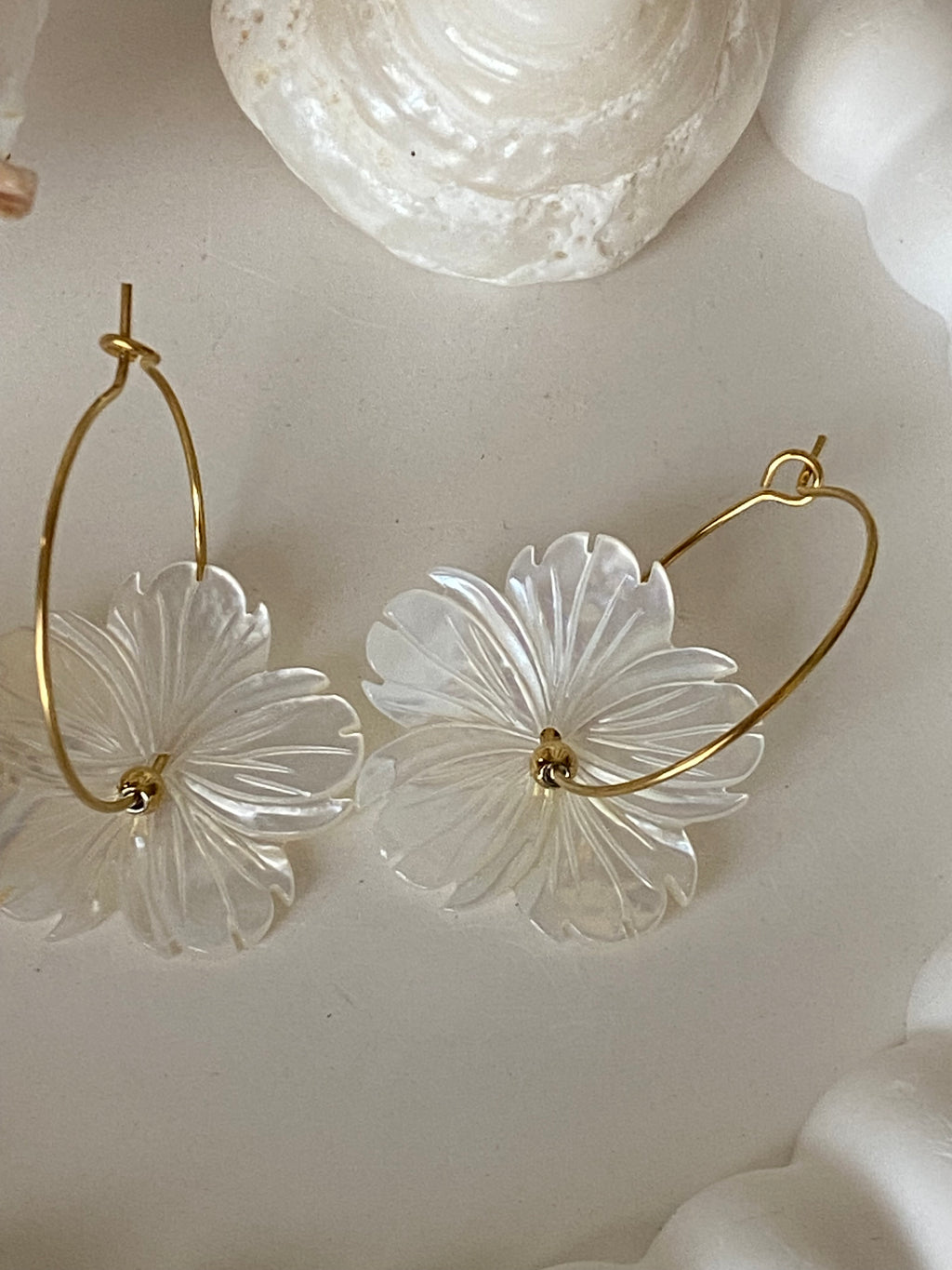 BOUCLES D'OREILLES CREOLES FLEURS NACRE