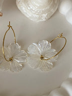 BOUCLES D'OREILLES CREOLES FLEURS NACRE