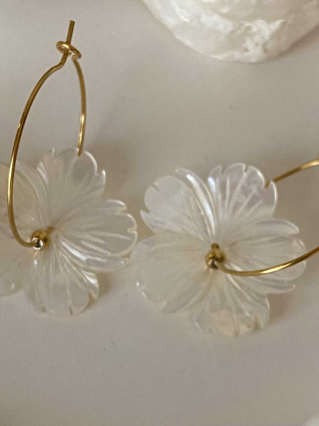 BOUCLES D'OREILLES CREOLES FLEURS NACRE
