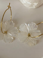 BOUCLES D'OREILLES CREOLES FLEURS NACRE