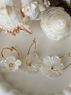 BOUCLES D'OREILLES CREOLES FLEURS NACRE
