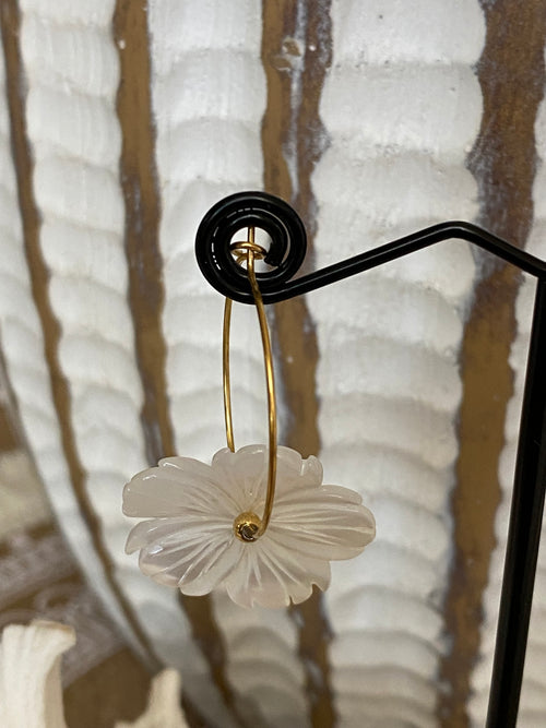 BOUCLES D'OREILLES CREOLES FLEURS NACRE