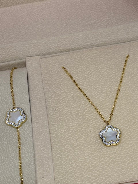 COFFRET  5     MONTRE PLUS PARRURE BRACELET ET COLLIER ACIER INOXYDABLE