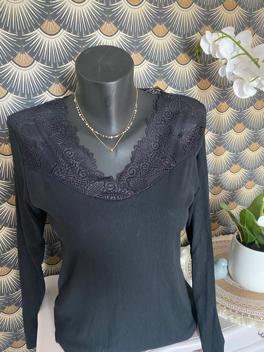 TOP DENTELLE 4   NOIR  TU 38/40  à  44