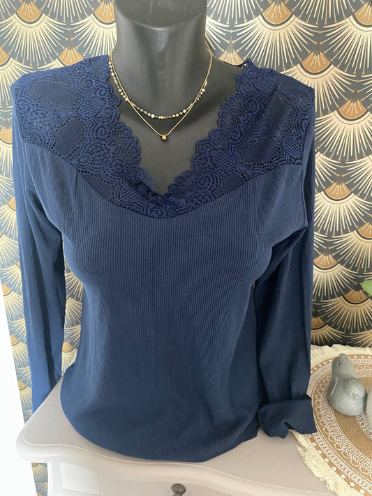 TOP DENTELLE 4   BLEU MARINE  TU 38/40  à  44