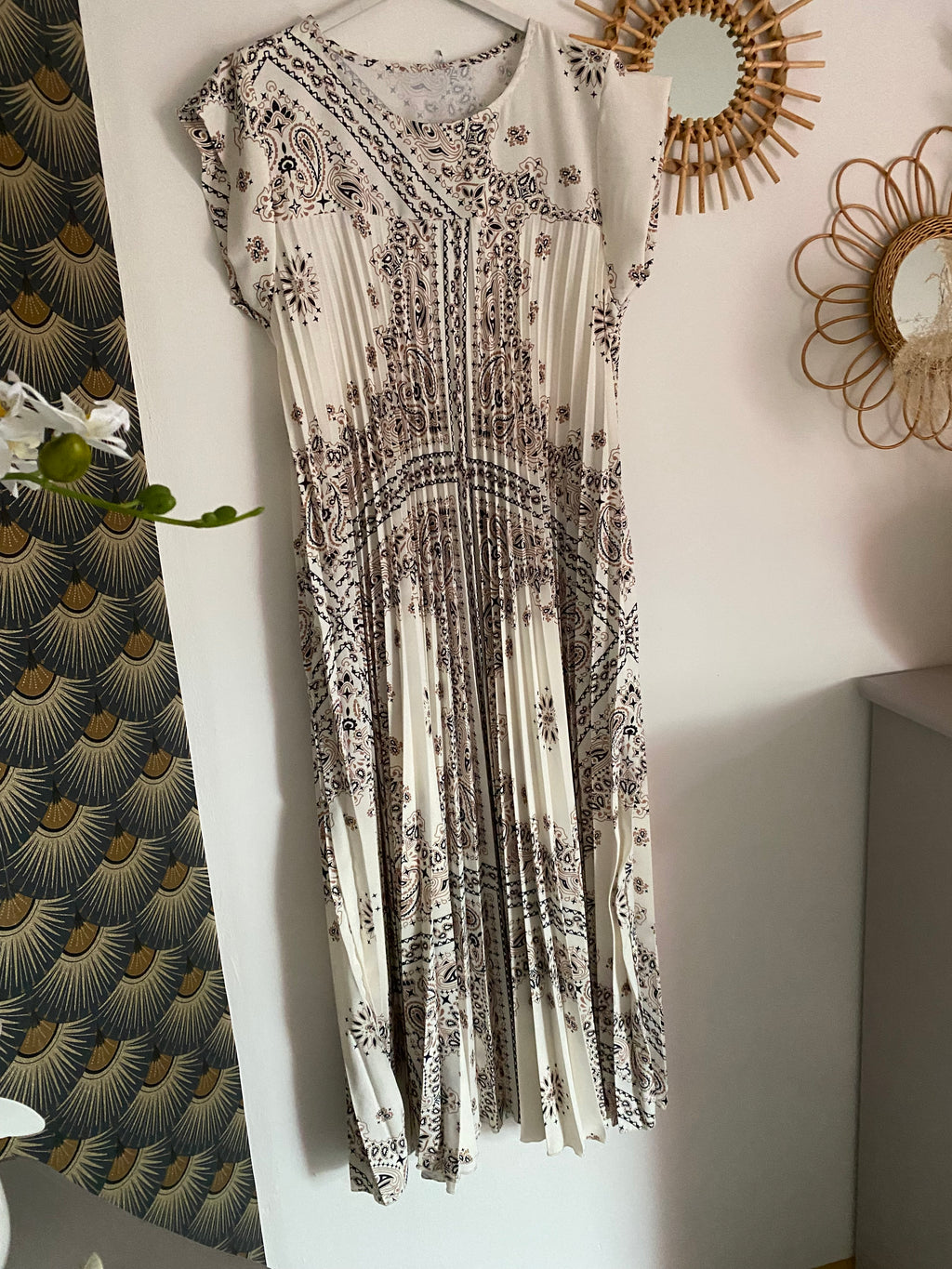 ROBE LONGUE PLISSEE  TU 36/46  ECRU A MOTIFS