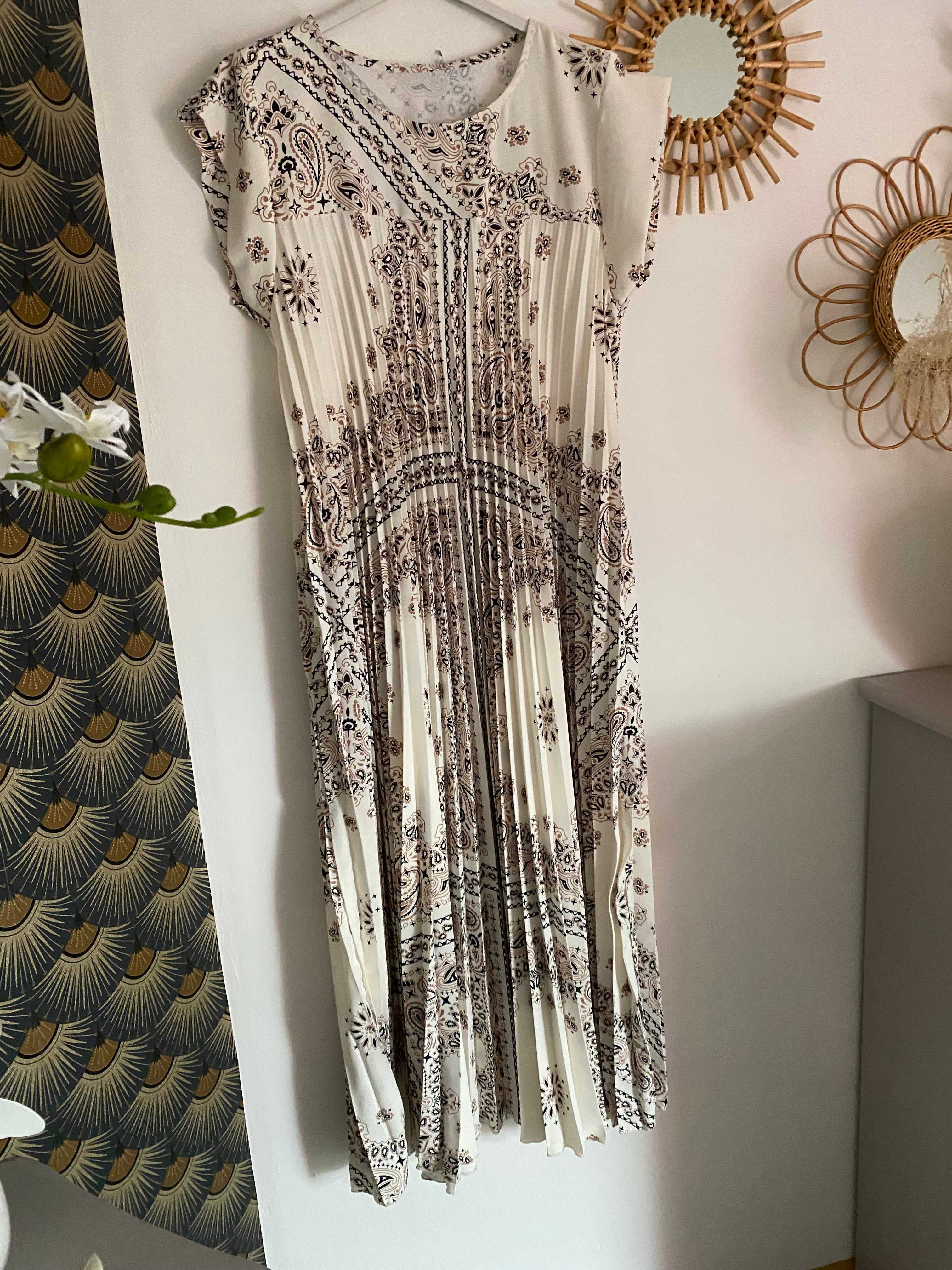 ROBE LONGUE PLISSEE  TU 36/46  ECRU A MOTIFS