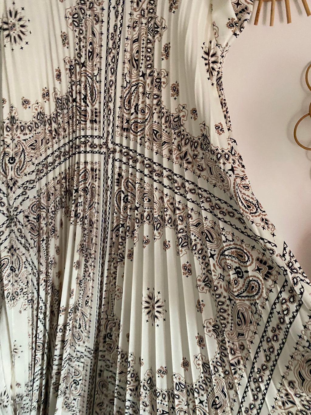 ROBE LONGUE PLISSEE  TU 36/46  ECRU A MOTIFS