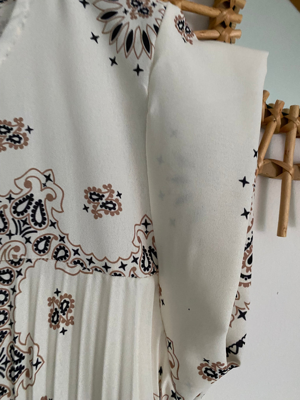 ROBE LONGUE PLISSEE  TU 36/46  ECRU A MOTIFS