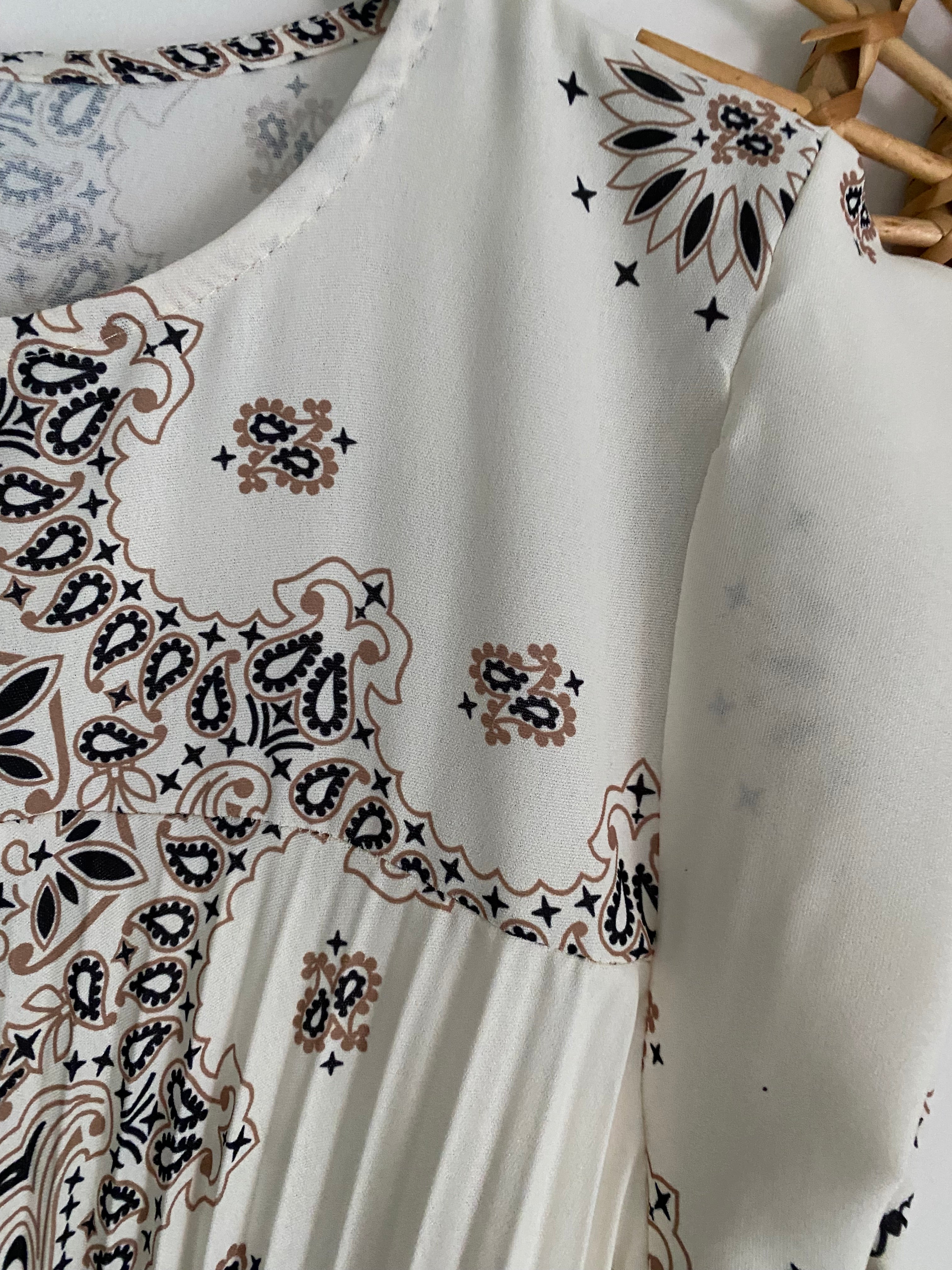 ROBE LONGUE PLISSEE  TU 36/46  ECRU A MOTIFS