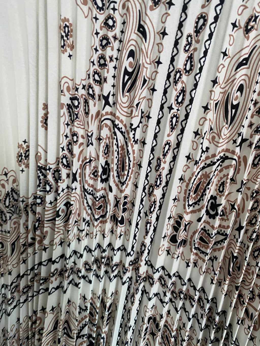 ROBE LONGUE PLISSEE  TU 36/46  ECRU A MOTIFS