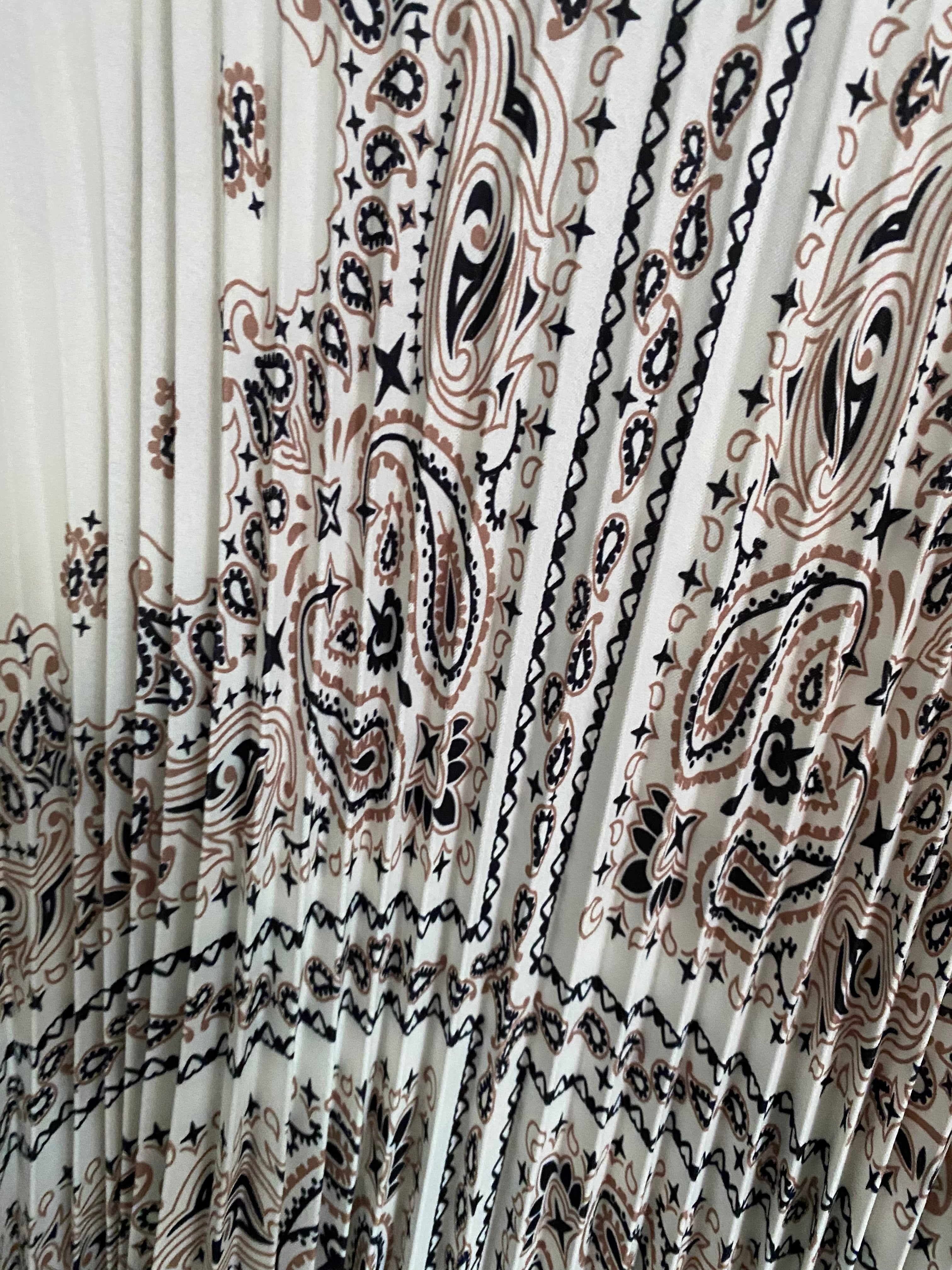 ROBE LONGUE PLISSEE  TU 36/46  ECRU A MOTIFS