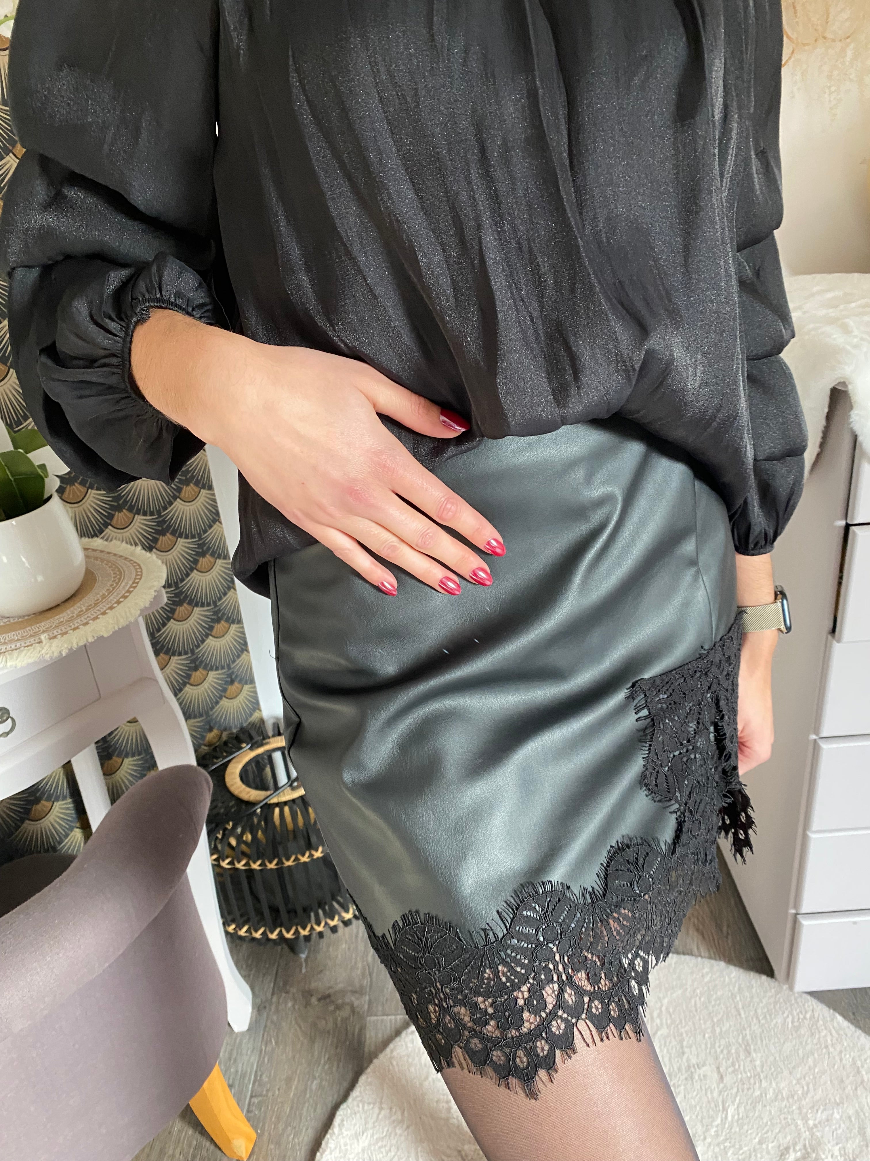 JUPE SHORT SIMILI NOIRE   TAILLES:S OU M