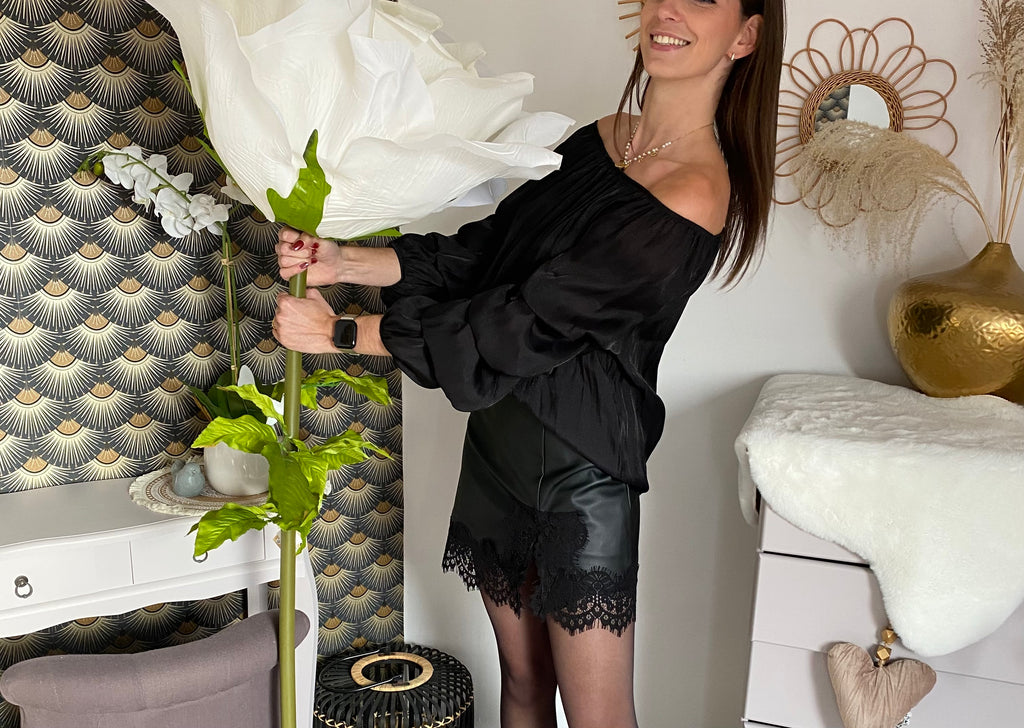 JUPE SHORT SIMILI NOIRE   TAILLES:S OU M