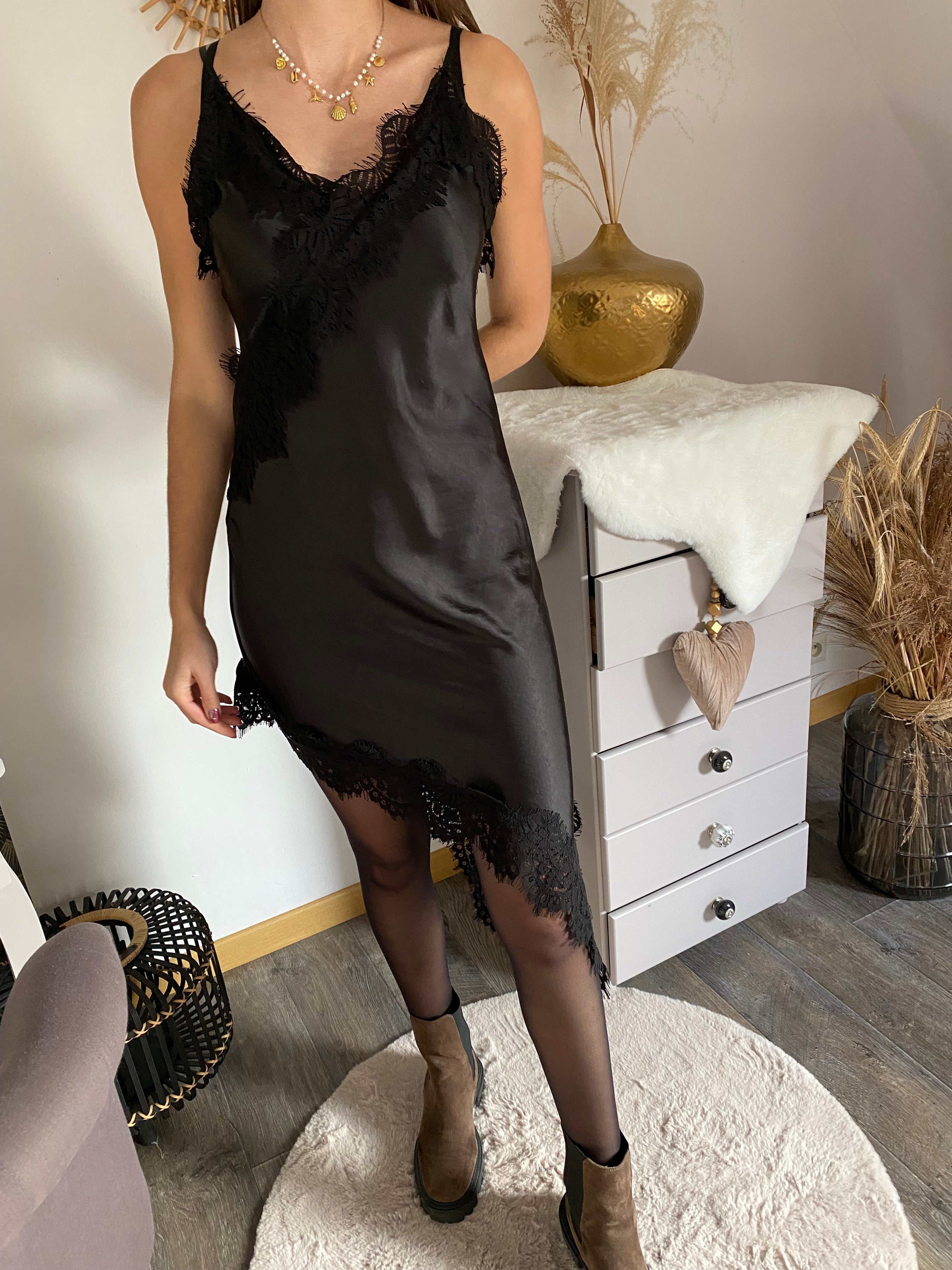 ROBE SATIN DENTELLE NOIRE TU 34/40