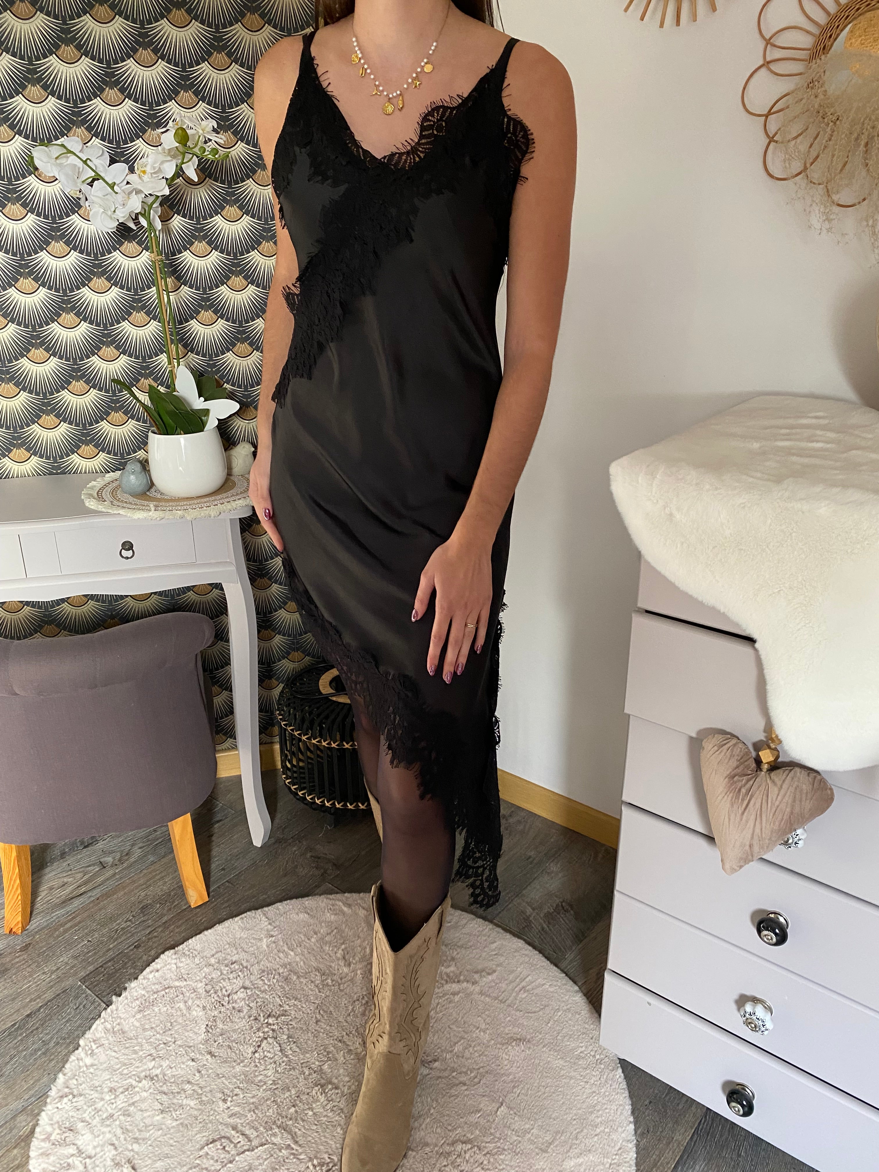 ROBE SATIN DENTELLE NOIRE TU 34/40