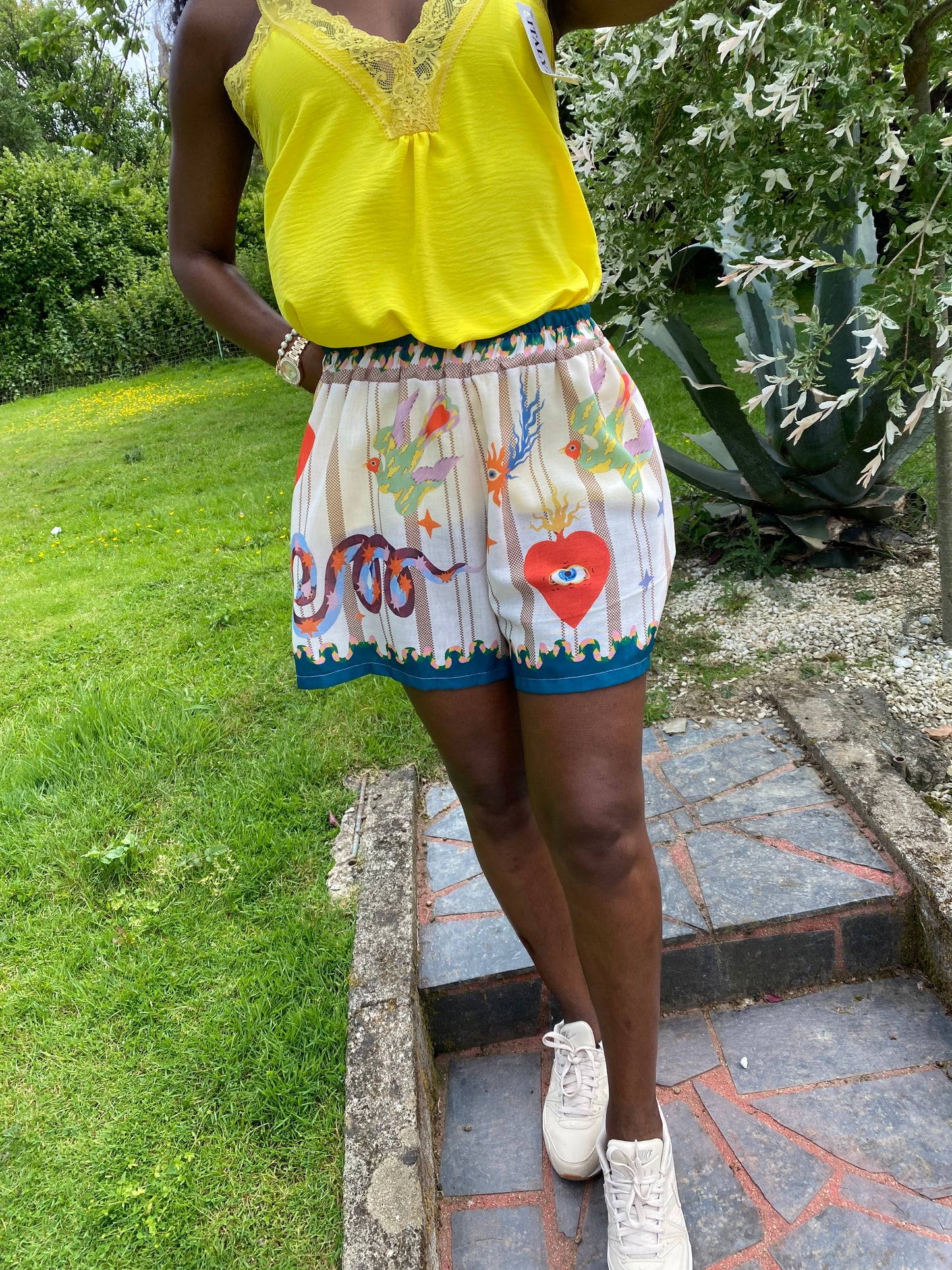 TOP DENTELLE  JAUNE   40/ 44 collection dolce vita